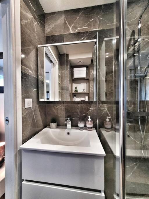Apartment Love A - 25m2 Pour 2 Personnes Avec Un Jacuzzi Prive Cannes